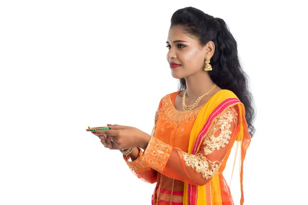 Retrato Uma Menina Tradicional Indiana Segurando Diya Menina Celebrando Diwali — Fotografia de Stock