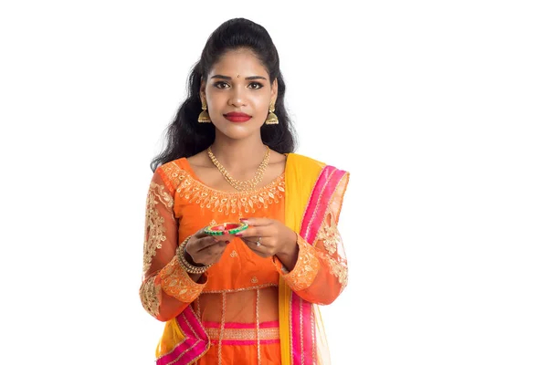 Retrato Uma Menina Tradicional Indiana Segurando Diya Menina Celebrando Diwali — Fotografia de Stock