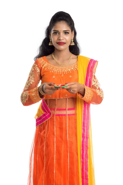 Retrato Uma Menina Tradicional Indiana Segurando Diya Menina Celebrando Diwali — Fotografia de Stock