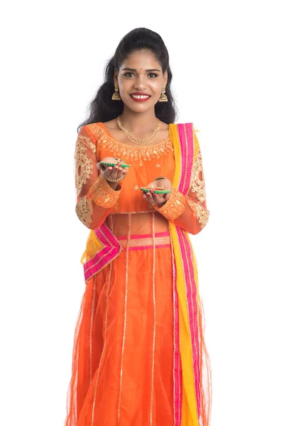 Retrato Uma Menina Tradicional Indiana Segurando Diya Menina Celebrando Diwali — Fotografia de Stock