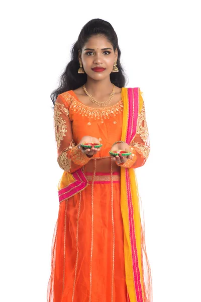 白い背景に光の祭りの間にオイルランプを保持してDiya ガールお祝いDiwaliまたはDeepavaliインドの伝統的な女の子の肖像画 — ストック写真