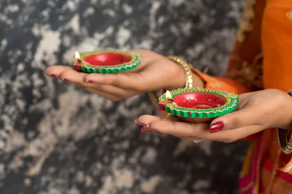 Retrato Una Chica Tradicional India Sosteniendo Diya Una Chica Celebrando — Foto de Stock