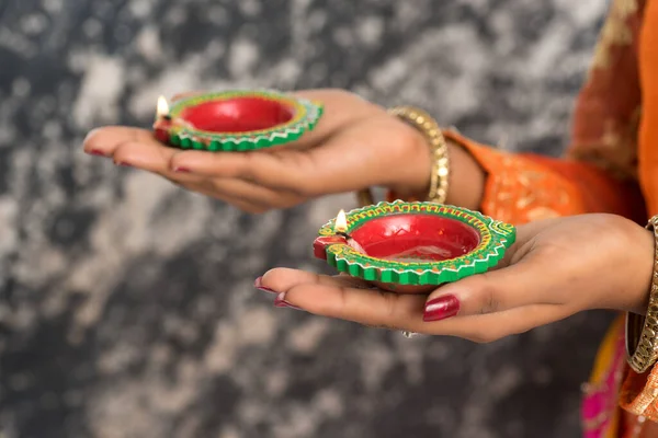 Retrato Una Chica Tradicional India Sosteniendo Diya Una Chica Celebrando — Foto de Stock