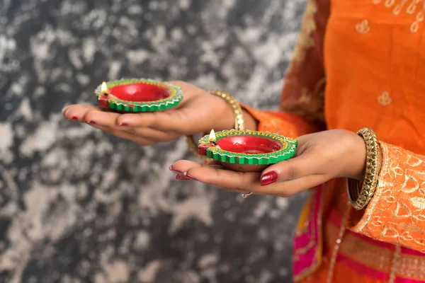 Retrato Una Chica Tradicional India Sosteniendo Diya Una Chica Celebrando — Foto de Stock