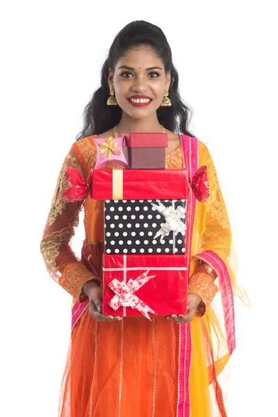 Retrato Joven Feliz Sonriente Chica India Sosteniendo Cajas Regalo Sobre — Foto de Stock