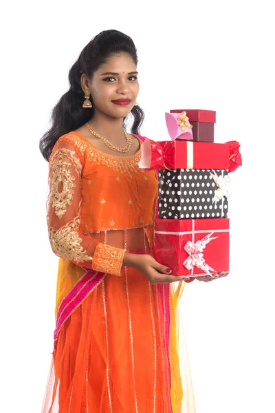 若い幸せな笑顔の肖像インドの女の子は白い背景にギフトボックスを保持 — ストック写真