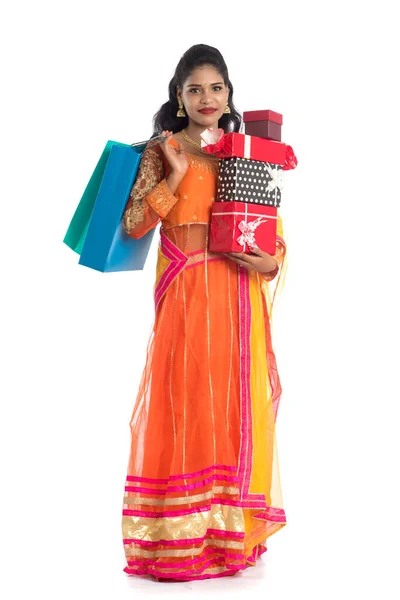 Schöne Frau Mit Vielen Einkaufstaschen Und Geschenkbox Auf Weißem Hintergrund — Stockfoto