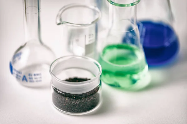 실험실 유리 그릇, 작은 유리 용기에 향기로운 물질 — 스톡 사진