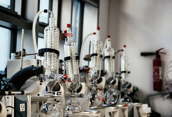 Laboratorium-koelers gebruikt om te besturen chemie reactie door het condensaat terug te keren terug naar reactiemengsel — Stockfoto