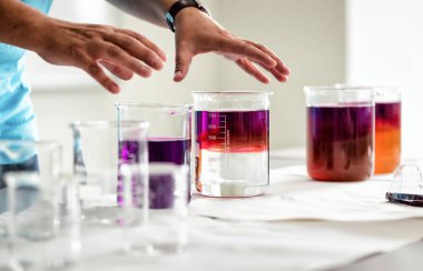 Kadın çıplak elle sıvı ile kadehler alma