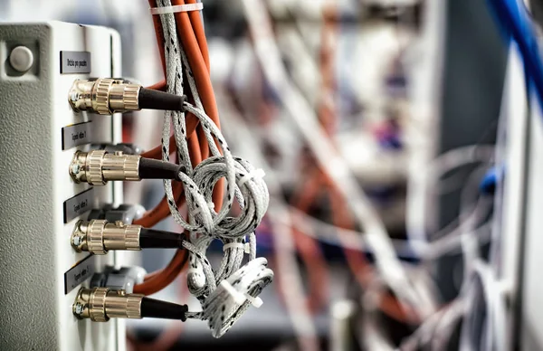 Elektrische Kabel Die Maschinen Mit Steuergeräten Verbinden Die Der Industrie — Stockfoto