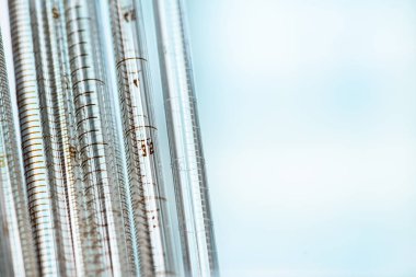 Laboratuvar pipeti ayrıntılı görünümü, bulanık arkaplan, dikey hizalanmış