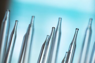 Laboratuvar pipeti ipuçlarının ayrıntılı görünümü, bulanık arkaplan