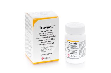 Prag, Çek Cumhuriyeti - 14 Nisan 2020: Truvada veya PrEP, HIV enfeksiyonunu tedavi etmek ve HIV enfeksiyonunu önlemek için kullanılan bir reçeteli ilaçtır. Modern tıp, kronik hastalık, izole edilmiş paket.