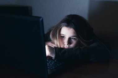 üzgün ve kadın genç tablet bilgisayar ve laptop cyberbullying ve çevrimiçi varlık taciz acı ile stalker ya da umutsuz ve Siber zorbalık içinde aşağılanmış hissediyor dedikodu tarafından istismar