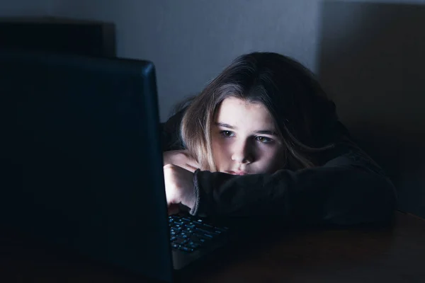 Smutný a ženské teenager s tabletovým počítačem a laptop utrpení, šikana a obtěžování online zneužíváno stalker nebo drby pocit zoufalé a ponižováni v kybernetické šikany — Stock fotografie