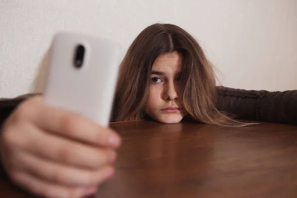 Θλιβερή ευάλωτη κοπέλα χρησιμοποιώντας κινητό τηλέφωνο φοβισμένος και απελπισμένος που πάσχουν σε απευθείας σύνδεση κατάχρηση cyberbullying να καταδιώκονται και να παρενοχλούνται σε έφηβο στον κυβερνοχώρο εκφοβισμό έννοια — Φωτογραφία Αρχείου