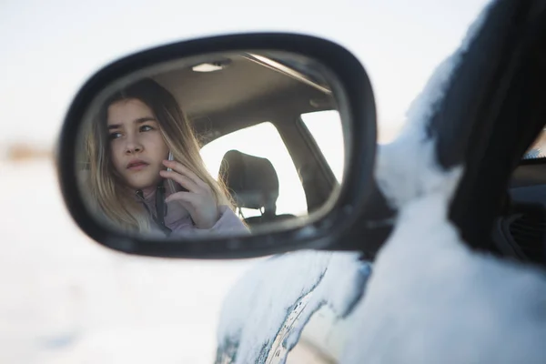 Дівчина-підліток їде в машині — стокове фото