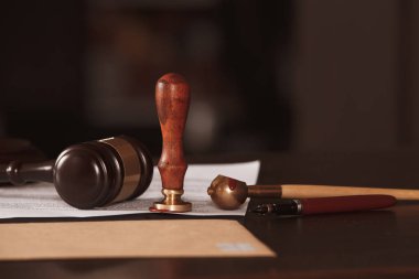 Tokmak ile avukatlar tavsiye yasal arka planda hukuk firmasında yargıç. Hukuk hizmetleri kavramları.