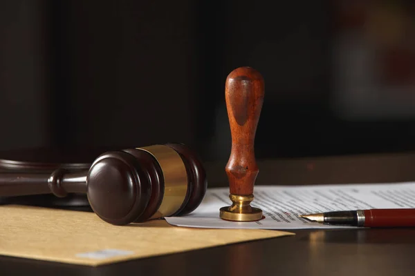 Tokmak ile avukatlar tavsiye yasal arka planda hukuk firmasında yargıç. Hukuk kavramları.