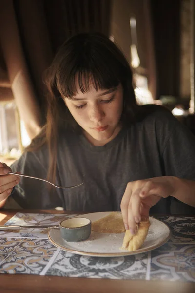 Verano Retrato de hermosa chica sonriente sentada en la cafetería con plato de sopa. Vegetariano. Almuerzo en un café . — Foto de Stock
