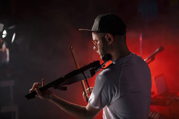 Foto de primer plano del hombre tocando el violín eléctrico — Foto de Stock