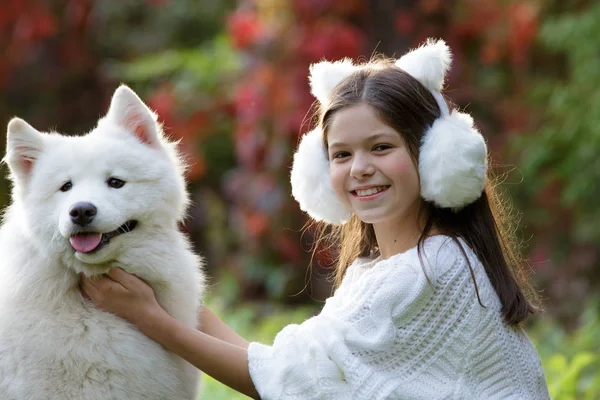 Menina brincando com seu cão — Fotografia de Stock