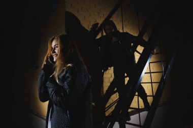 bir hırsız onun keskin bıçak değerli eşyalarını çanta içinde soymak için bir kadına yönelik suç kavramları soygun kavramları