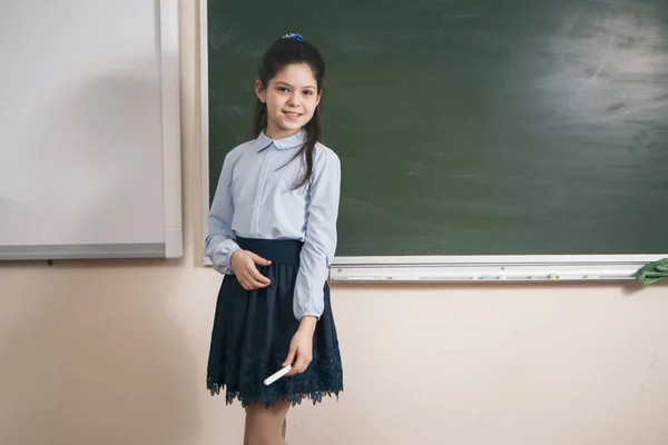 若いきれいな女教師を使用して棒研究授業と立っているチョーク黒板背景。学校教育の概念に戻る. — ストック写真