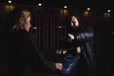 Genç üzücü savunmasız kız cep telefonuyla korkmuş ve umutsuz online kötüye cyberbullying saplı acı