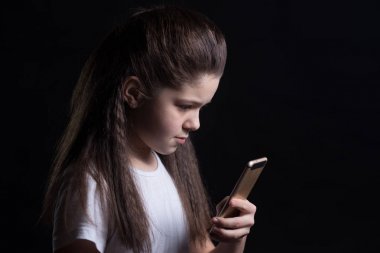 Genç üzücü savunmasız kız cep telefonuyla korkmuş ve umutsuz online kötüye cyberbullying saplı acı