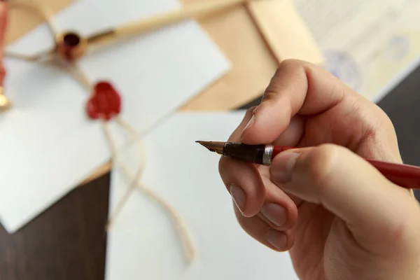 Notario firmando un contrato con estilográfica en concepto de habitación oscura. pluma hombre de negocios abogado abogado notario público — Foto de Stock