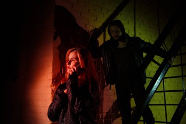 Bir adam silüeti bir bıçak taşımak ve karanlık bir tünelde genç bir kadın izler. Kadın kavramı karşı şiddet. Gerçek insanlar, kopya alanı