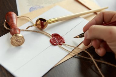 Vasiyetnamede ve son arzusunda halka açık kalem ve damga yok. Noter kamu araçları