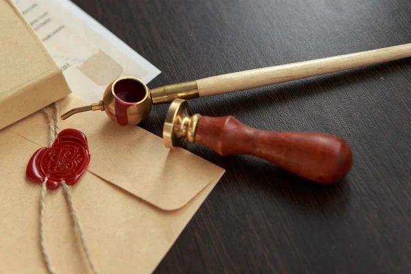 Vulpen en oude notariële wax zegel op document, close-up — Stockfoto