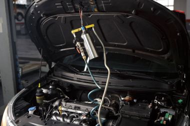 Profesyonel mekanik atölyesinde dizel enjektör test.