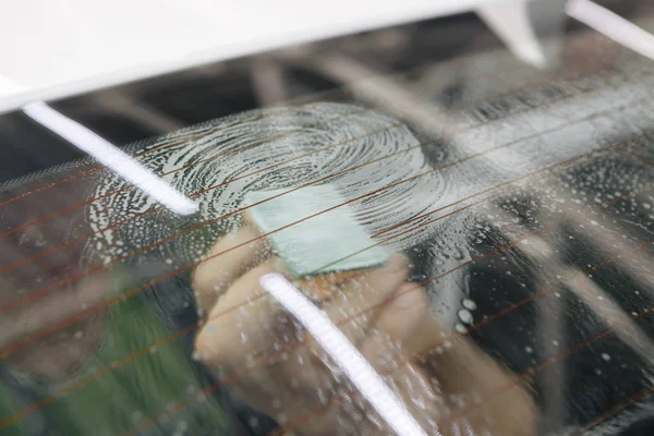 Serie de tintado de ventana de coche: Extracción de película vieja — Foto de Stock