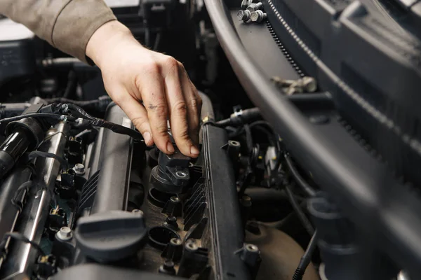 En el coche, las velas se reemplazan, el conductor de este coche hace reparaciones — Foto de Stock