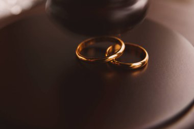 Erkek el boşanma kağıtları imzalamayı closeup.