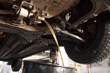 Yakın çekim sentetik değişimi petrol kutusunda motoru açık sistem