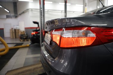 Bir dizel filtre üzerinde çalışan makinist yakın çekim