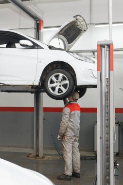 Bir dizel filtre üzerinde çalışan makinist yakın çekim