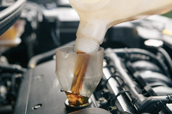 Versare olio sul motore dell'auto, da vicino — Foto Stock