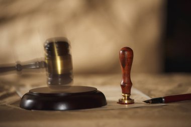 Hukuk arka plan teması. Dolma kalem ve el yapımı kağıt. hukuk avukat kalem noter kağıdı eski arka plan kavramı
