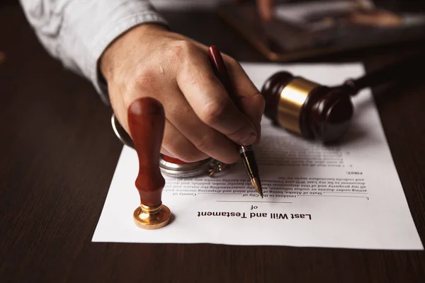Крупним планом чоловіча рука підписує документи про розлучення . — стокове фото