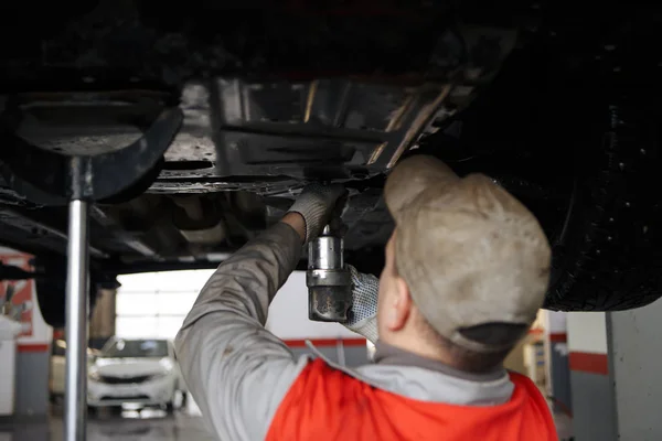 I bilen, ljus ersätts, föraren av bilen gör reparationer — Stockfoto