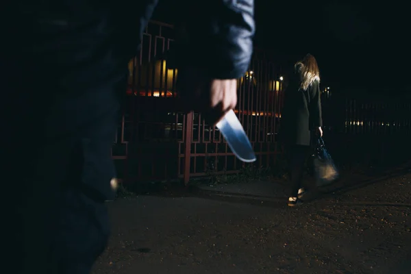 Rabló megöli áldozatát, késsel este utca — Stock Fotó