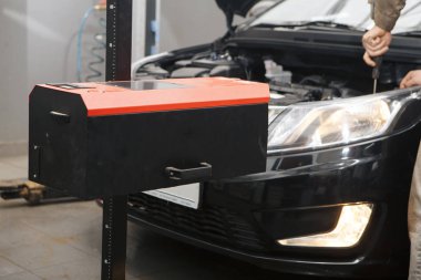 Bir dizel filtre üzerinde çalışan makinist yakın çekim