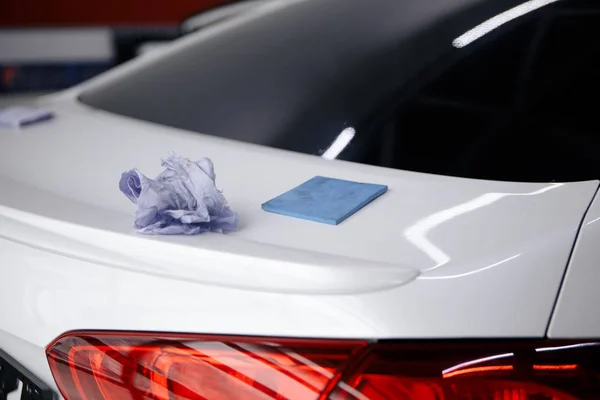 Um homem limpando carro com pano de microfibra, carro detalhando ou valeting conceito. Foco seletivo . — Fotografia de Stock