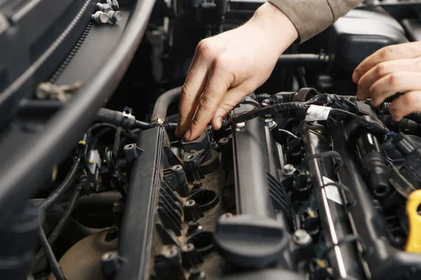 Comprobación mecánica profesional del motor del coche —  Fotos de Stock